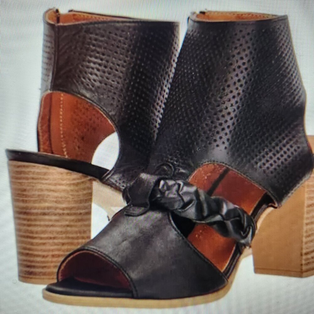 Spring Step Women's Farrah Black Leather Peep Toe Booties. NIB. Size 8.5